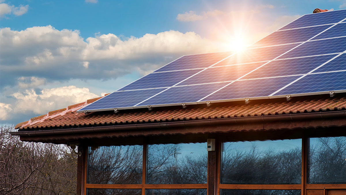 Telhado com pauéis fotovoltaicos